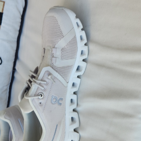 Women’s Cloud 5 shoes NWOT however; interior sole tags not removed - Picture 15 of 15